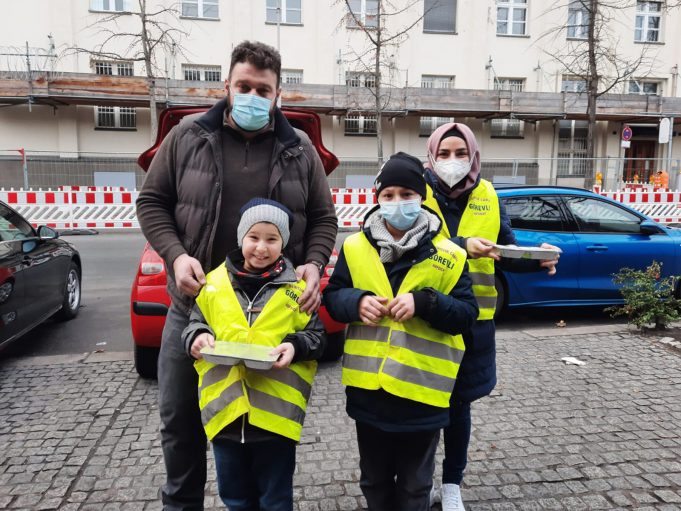 DİTİB gönüllüleri, Berlin sokaklarında yüzlerce evsiz ve ihtiyaç sahibine yemek dağıtıyor