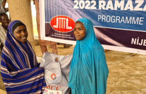 DİTİB gönüllüleri Afrika’da Ramazan yardım paketi dağıtmaya başladı