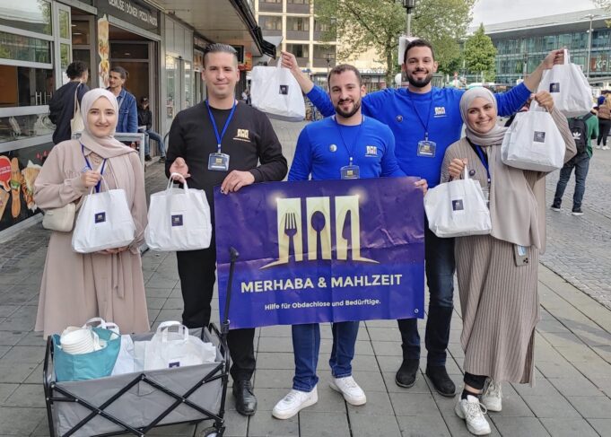 Türk gençlerinden Münster’de evsizlere sıcak çorba ikramı