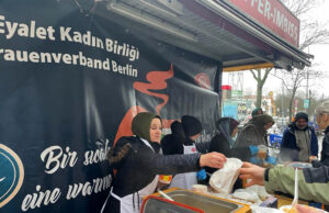 Kadın gönüllülerden evsizlere ve ihtiyaç sahiplerine sıcak çorba ikramı