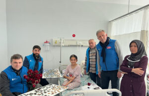 DİTİB gönüllüleri depremzedeleri hastanede ziyaret etti