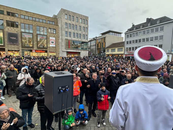 Hamburg ve Heilbronn kentlerinde depremzedeler için dua edildi