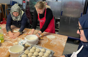 Alman belediye başkanı depremzedeler için kolları sıvadı
