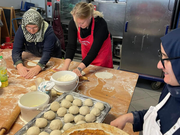 Alman belediye başkanı depremzedeler için kolları sıvadı