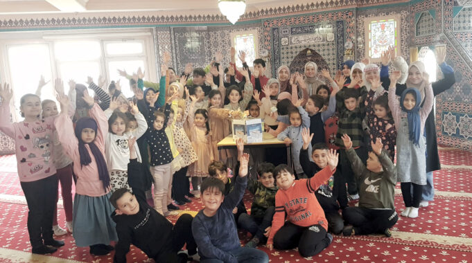 DİTİB’li minikler, kumbaralarını depremden etkilenen kardeşlerine bağışladı