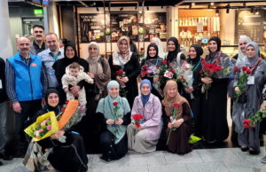 Umreden dönenler güllerle karşıladı