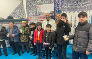 Teravihe gelen çocuklara “Ramazan Çocuk Bakkalı”ndan ikram