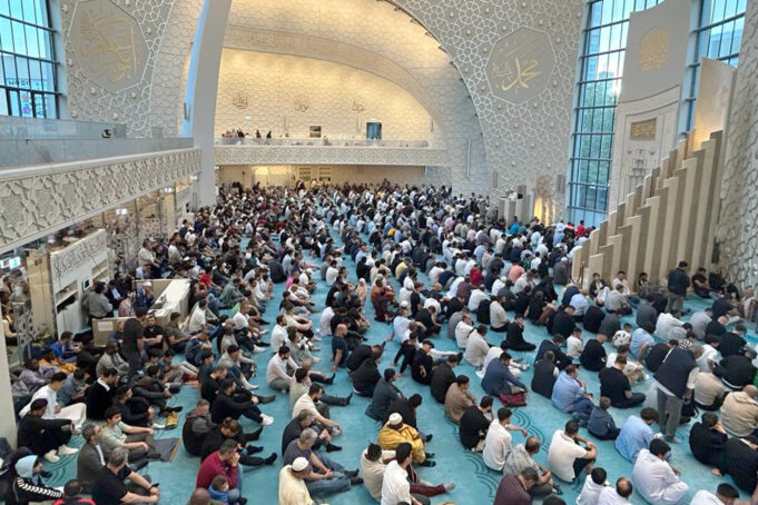 Köln’de bayram namazı eda edildi