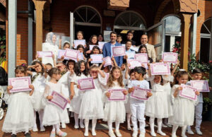 Minik öğrenciler karne sevincini aileleri ile paylaştı