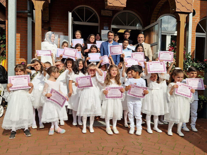 Minik öğrenciler karne sevincini aileleri ile paylaştı