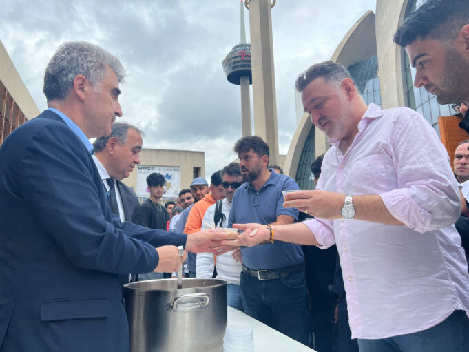 DİTİB’de Muharrem ayı münasebetiyle aşure dağıtıldı