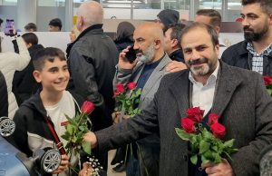 Almanya’ya dönen umreciler, güllerle karşılandı