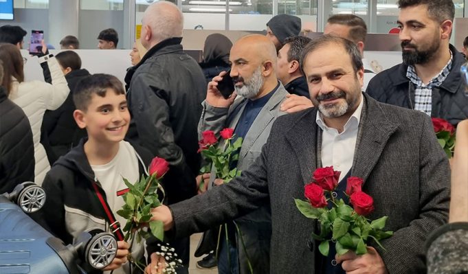 Almanya’ya dönen umreciler, güllerle karşılandı