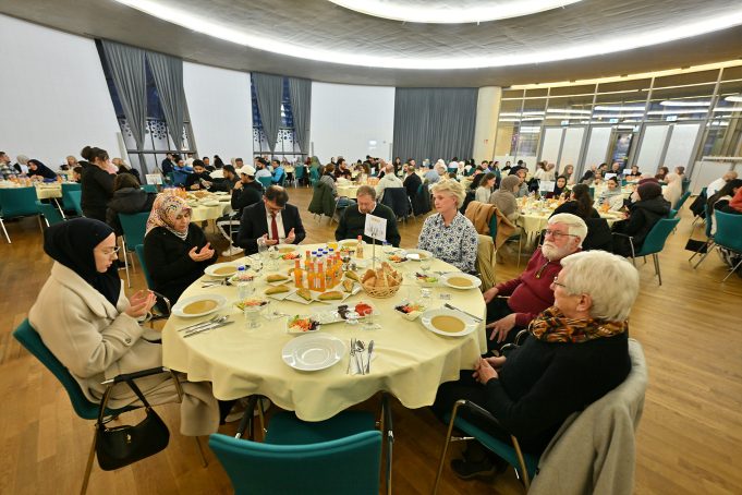 DİTİB’de geleneksel komşu iftarına yoğun katılım