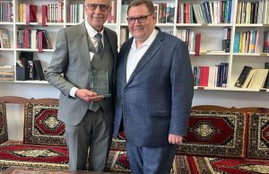 Krefeld belediyesinden DİTİB Yunus Emre Camii kütüphanesine destek