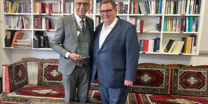 Krefeld belediyesinden DİTİB Yunus Emre Camii kütüphanesine destek