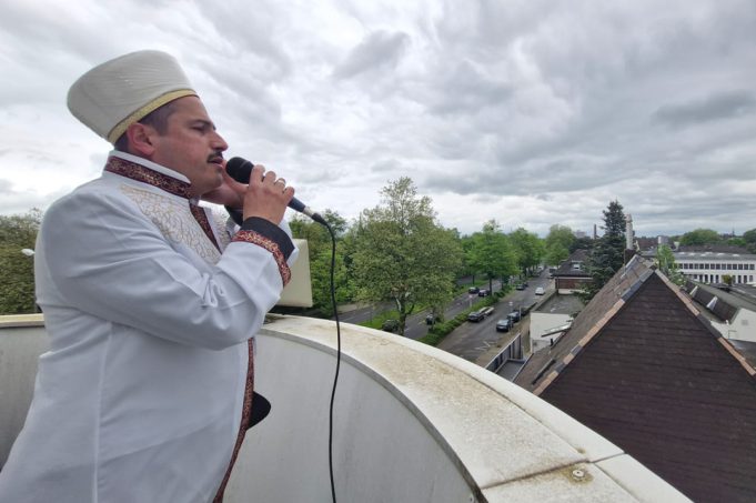 Krefeld’de tarihi gün: Açıktan ilk ezan okundu
