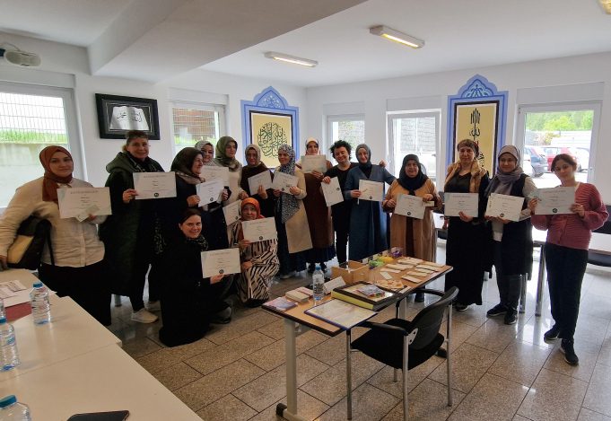 Eyüp Sultan Camii’nde kadınlar için hat sanatı kursu başladı