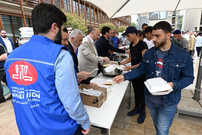 DİTİB, bayram ikramlarıyla gelenekleri yaşatıyor
