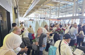 Köln Havalimanı’nda duygusal anlar yaşandı: Hacılar aileleriyle kucaklaştı