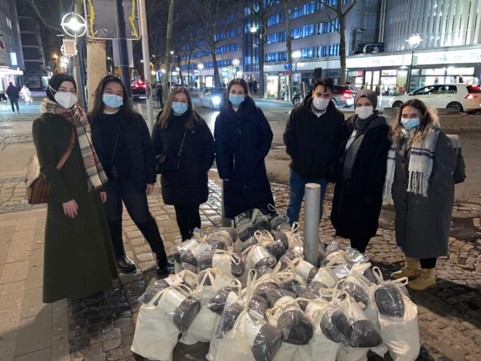 Cami derneklerinin gönüllü gençlerinden evsizlere kış yardım paketi