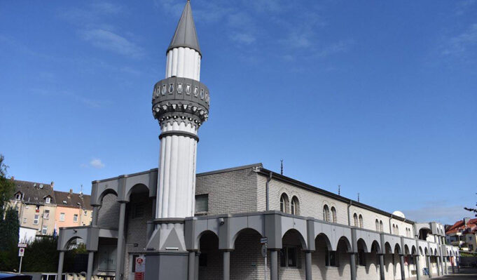 Almanya’da üç camiye çirkin saldırı