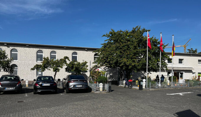 Camiye taşlı saldırı