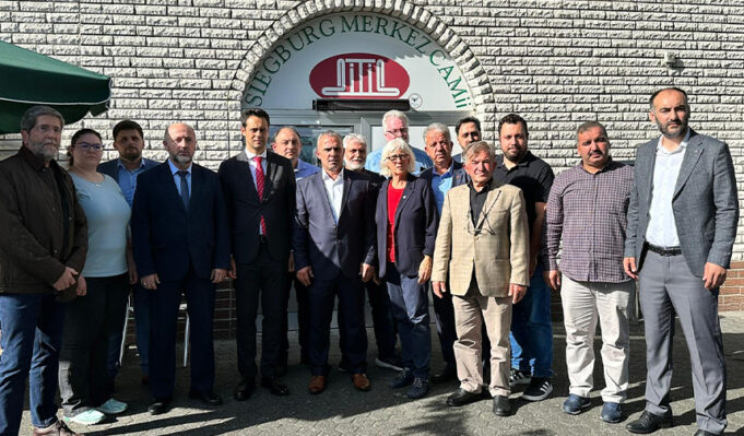 Başkonsolos Kaya saldırıya uğrayan DİTİB Camii’ni ziyaret etti