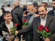 Almanya’ya dönen umreciler, güllerle karşılandı