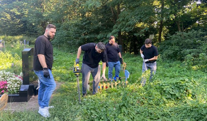 Fürth’te mezarlık temizliği: DİTİB Camii’nden anlamlı hizmet