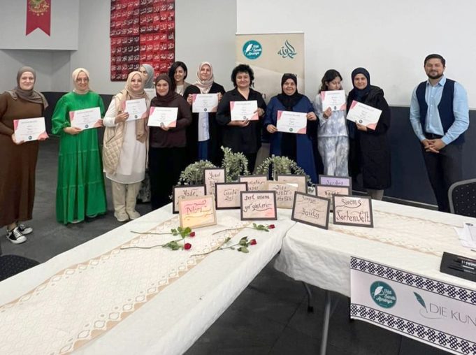 Kadınlar, dini eğitimlerine sanatı da katıyor.