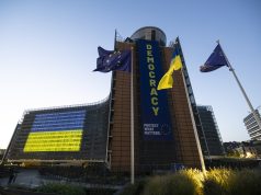 AB, Ukrayna için 3,3 milyar avroluk füze ve İHA desteği sağlayacak Brüksel'deki Avrupa Komisyonu Berlaymont binası Ukrayna bayrağı renkleriyle aydınlatılmış