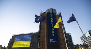 AB, Ukrayna için 3,3 milyar avroluk füze ve İHA desteği sağlayacak Brüksel'deki Avrupa Komisyonu Berlaymont binası Ukrayna bayrağı renkleriyle aydınlatılmış