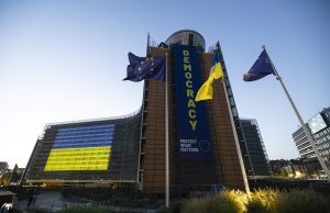 AB, Ukrayna için 3,3 milyar avroluk füze ve İHA desteği sağlayacak Brüksel'deki Avrupa Komisyonu Berlaymont binası Ukrayna bayrağı renkleriyle aydınlatılmış