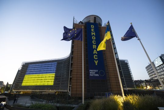 AB, Ukrayna için 3,3 milyar avroluk füze ve İHA desteği sağlayacak Brüksel'deki Avrupa Komisyonu Berlaymont binası Ukrayna bayrağı renkleriyle aydınlatılmış