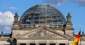 Almanya’da ekim ayı: Vatandaşları ilgilendiren yeni düzenlemeler ve değişiklikler Berlin'deki Reichstag binası ve Almanya siyasetine ilişkin temsili görsel