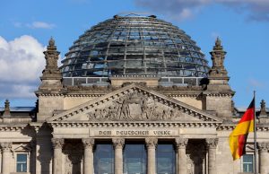 Almanya’da ekim ayı: Vatandaşları ilgilendiren yeni düzenlemeler ve değişiklikler Berlin'deki Reichstag binası ve Almanya siyasetine ilişkin temsili görsel