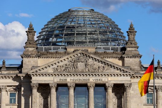 Almanya’da ekim ayı: Vatandaşları ilgilendiren yeni düzenlemeler ve değişiklikler Berlin'deki Reichstag binası ve Almanya siyasetine ilişkin temsili görsel