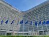 AB’den Rusya kaynaklı hibrit tehditlere karşı yeni güvenlik mekanizması önerisi Brüksel'deki Avrupa Komisyonu Berlaymont binası önünde Avrupa Birliği bayrakları