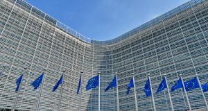 AB’den Rusya kaynaklı hibrit tehditlere karşı yeni güvenlik mekanizması önerisi Brüksel'deki Avrupa Komisyonu Berlaymont binası önünde Avrupa Birliği bayrakları
