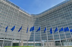 AB’den Rusya kaynaklı hibrit tehditlere karşı yeni güvenlik mekanizması önerisi Brüksel'deki Avrupa Komisyonu Berlaymont binası önünde Avrupa Birliği bayrakları