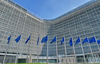 AB’den Rusya kaynaklı hibrit tehditlere karşı yeni güvenlik mekanizması önerisi Brüksel'deki Avrupa Komisyonu Berlaymont binası önünde Avrupa Birliği bayrakları