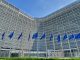 AB veri merkezlerine yeni kurallar getiriyor: Enerji ve su kullanımı açıklanacak Brüksel'deki Avrupa Komisyonu Berlaymont binası önünde Avrupa Birliği bayrakları