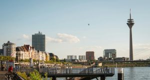 Düsseldorf’ta cumartesi ulaşım uyarısı: Kentte yoğunluk bekleniyor Düsseldorf kent merkezi ve Ren Nehri