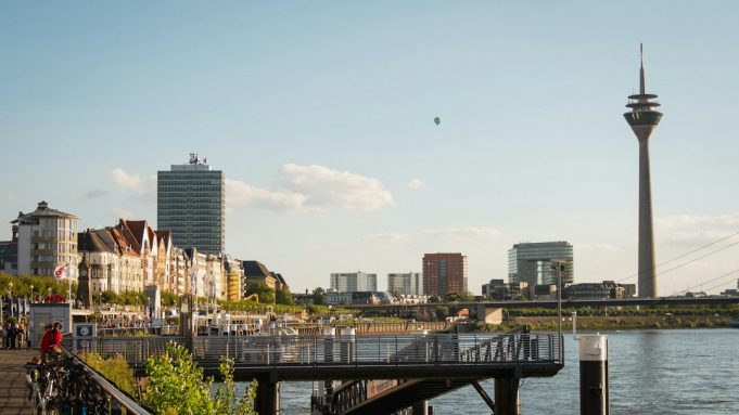 Düsseldorf’ta cumartesi ulaşım uyarısı: Kentte yoğunluk bekleniyor Düsseldorf kent merkezi ve Ren Nehri