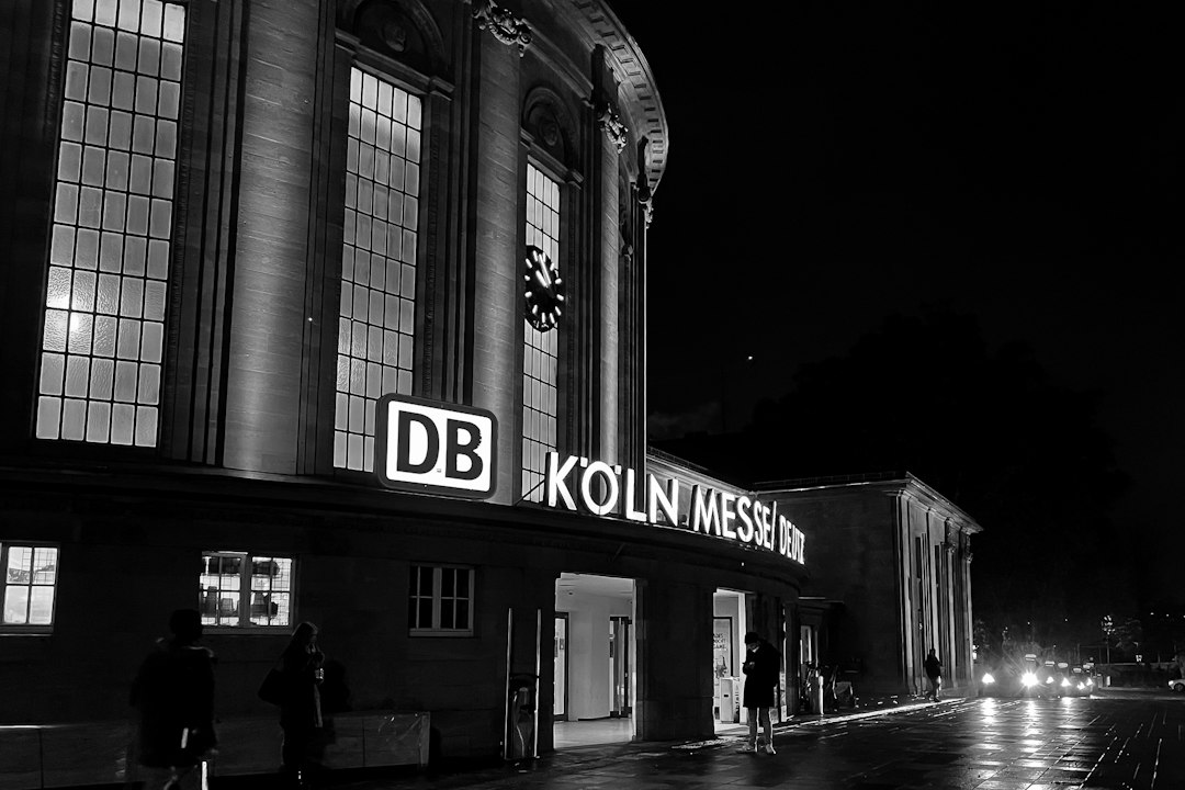 Köln Oper ve Schauspielhaus binasının temsili görseli