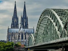 Köln’de binlerce kişi aşırı sağa karşı sokağa çıktı Köln şehir manzarası ve Ren Nehri