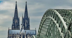 Köln’de binlerce kişi aşırı sağa karşı sokağa çıktı Köln şehir manzarası ve Ren Nehri