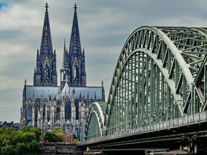 Köln’de binlerce kişi aşırı sağa karşı sokağa çıktı Köln şehir manzarası ve Ren Nehri