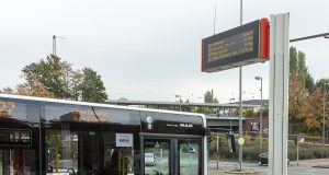 NRW’de toplu taşımada güvenlik endişesi: Kadınların neredeyse yarısı kendini güvende hissetmiyor Köln'de bir KVB otobüsü ve duraktaki yolcu bilgilendirme ekranı